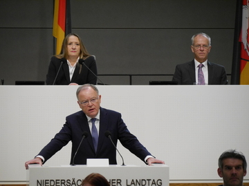 "Windenergie ausbauen, Klimaschutz vorantreiben!" - Vor dem Niedersächsischen Landtag hält der Ministerpräsident seine Regierungserklärung (November 2019)