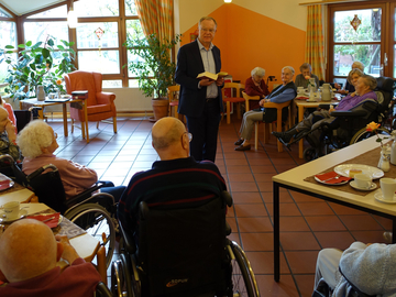 Vorleseaktion in einer AWO-Senioreneinrichtung - Stephan Weil trägt launige Werke von Wilhelm Busch vor (November 2019)