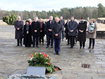 Nach der Kabinettssitzung in der Gedenkstätte Bergen-Belsen gedenken die Mitglieder der Niedersächsischen Landesregierung den Opfern (Februar 2020)