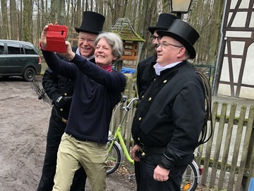 Wenn das kein Glück bringt: Selfie mit gleich drei Schornsteinfegern