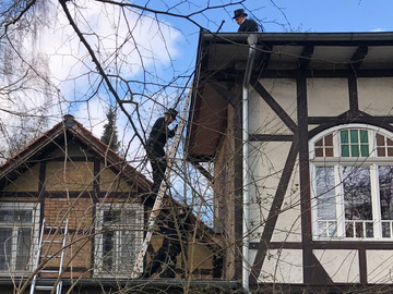 Aufstieg auf das Dach, dabei geht Sicherheit vor