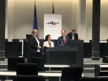 Pressekonferenz des Ministerpräsidenten zusammen mit Ministerin Dr. Carola Reimann und der Leiterin der ressortübergreifenden Corona-Koordinierung Claudia Schröder zum Coronavirus (März 2020)