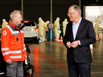 Ministerpräsident Stephan Weil besucht die Corona-Drive-In-Teststrecke um sich persönlich einen Eindruck zu verschaffen (März 2020)