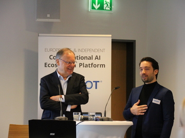 Omnibot-Gründer Jascha Stein (rechts) und Ministerpräsident Stephan Weil reden mit dem KI-Sprachassistenten