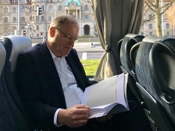 Ministerpräsident Stephan Weil sitzt im Bus. Los geht`s auf eine Pressereise zum Thema "Künstliche Intelligenz" in Niedersachsen