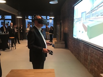 Stephan Weil mit einer Virtuel-Reality-Brille beim Testen einer KI-Anwendung