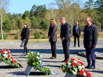 Der Ministerpräsident nimmt an der Gedenkveranstaltung zum 75. Jahrestag der Befreiung des Konzentrationslagers Bergen-Belsen teil (April 2020)