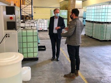 Der Ministerspäsident besucht eine niedersächsische Firma, die regional Desinfektionsmittel ohne petrochemische Zusätze herstellt (April 2020)