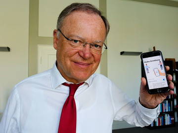 Auch Ministerpräsident Stephan Weil nutzt die Corona-Warn-App (Juni 2020)