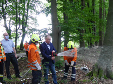 Ministerpräsident Stephan Weil nimmt im Rahmen seiner Sommerreise an einem Waldbrandszenario zu Übungszwecken im Raum Lüneburg teil (Juli 2020)