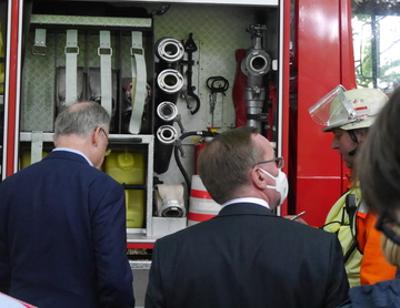 Ministerpräsident Weil und Innenminister Pistorius lassen sich die Feuerwehrtechnik erklären
