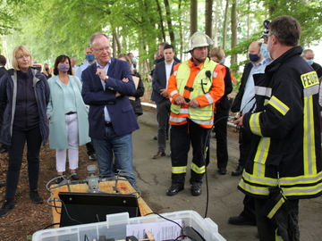 Stephan Weil läßt sich die Hightechdrohne erklären, mit der Waldbrände lokalisiert werden