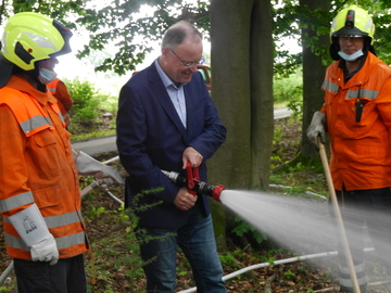 Stephan Weil in Aktion am Löschrohr