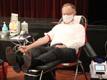 Stephan Weil beim Blutspenden (September 2020)