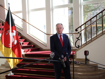 Presseinterview im Foyer der Staatskanzlei (März 2021)