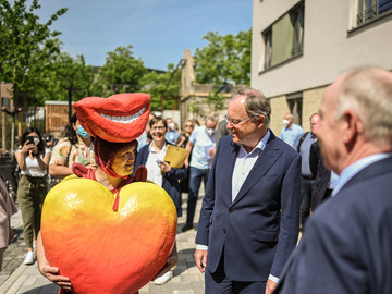 Inklusive Theatergruppe des Quartiers St. Leonhard in Braunschweig; Stephan Weil unterhält sich mit einem Schauspieler