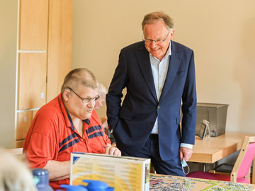 Stephan Weil untehält sich mit einem Bewohner des Quartiers