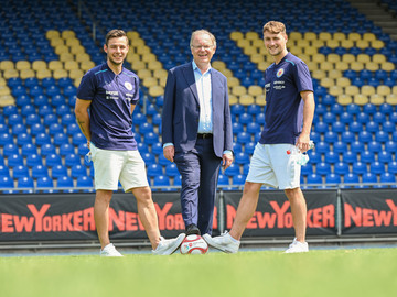 Besuch des Traditionsfußballvereins Eintracht Braunschweig; Stephan Weil mit zwei Fußballspielern