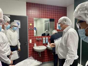 Besuch der Siegfried Holding AG in Hameln, wo u.a. auch der Corona-Impfstoff von Biontech/Pfizer abgefüllt wird