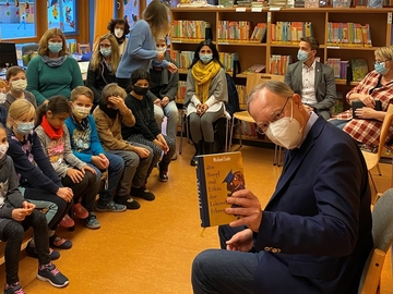 Vorlesen macht Spaß - Stephan Weil in der Grundschule Krusenbusch in Oldenburg (November 2021)