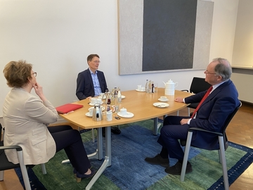 Ministerpräsident Weil im Gespräch mit Bundesgesundheitsminister Lauterbach und Gesundheitsministerin Behrens (Dezember 2021)