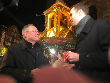 Stephan Weil auf dem Weihnachtsmarkt in Hannover beim RTL-Interview (Dezember 2019)