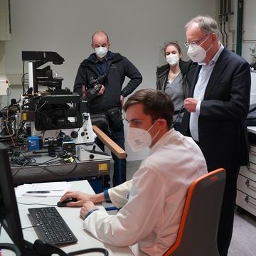 Ministerpräsident Stephan Weil besucht das Helmholtz-Zentrum in Braunschweig