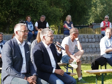 Bürgermeister Uwe Trännapp (links) und Landrat Olaf Meinen (rechts) beim Bürgerdialog