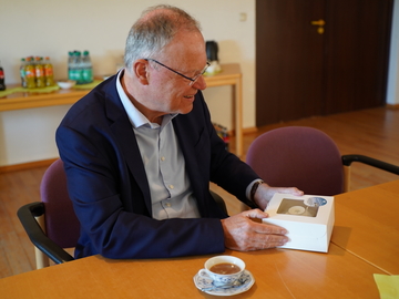 Stephan Weil mit der "Ostfriesischen Teezeremonie to go"