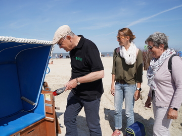 Stephan Weil säubert einen Strandkorb