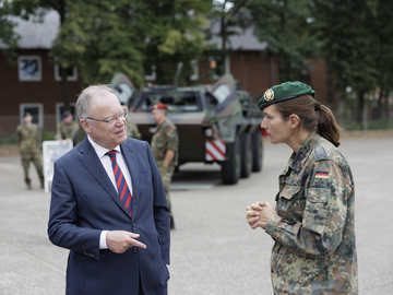 Stephan Weil im Gespräch mit einer Soldatin