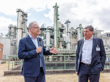 Stephan Weil informiert sich über die Möglichkeiten zur Produktion von erneuerbaren Flüssigkraftstoffen