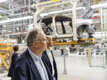 Besichtigung der Elektrofahrzeugproduktion im VW-Werk Emden