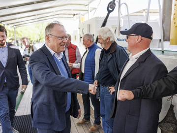 Stephan Weil mit Mitgliedern des Museumsschiffsvereins