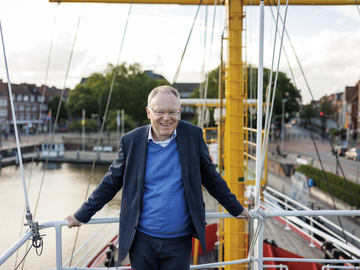 Auf dem Deck des Museumsschiffes mit Blick auf den Ratsdelft in Emden