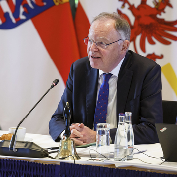Ministerpräsident Stephan Weil leitet die Sonder-MPK in Berlin (November 2022)