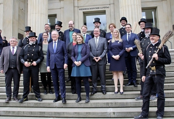 MP Weil und sein neues Kabinett bekamen zur konstituierenden Sitzung Besuch von Schornsteinfegern des Landesinnungsverbands (November 2022)