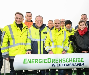 Ministerpräsident Weil eröffnet den ersten LNG-Terminal in Wilhelmshaven gemeinsam mit Bundeskanzler Olaf Scholz, Bundeswirtschaftsminister Robert Habeck und Bundesfinanzminister Christian Lindner (Dezember 2022)