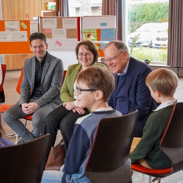 terpräsident Weil besucht die Grundschule am Castrum in Gehrden (Februar 2023)