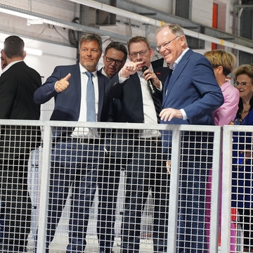Ministerpräsident Stephan Weil und Bundesminister Robert Habeck eröffnen den neuen Wellenströmungskanal der Leibniz Universität (Juni 2023)