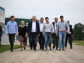 Erste Informationen zur Anlage durch Michael und Robert Lettenbichler (rechts neben Ministerpräsident Weil), Firma Steinicke