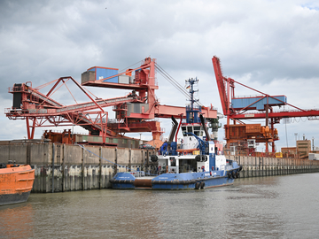 Industriehafen Stade, in unmittelbarer Nachbarschaft zum Terminalbau