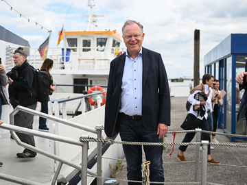 Besichtigung des Terminals mit dem Schiff auf der Elbe