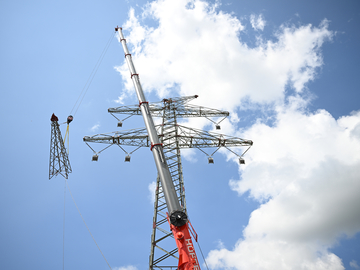 Die Spitze wird auf den Mast gesetzt und dort per Hand justiert und befestigt