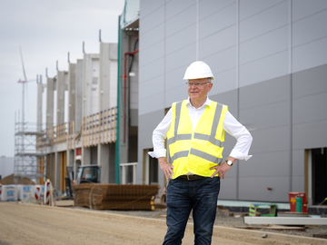 Stephan Weil besichtigt die Baustelle