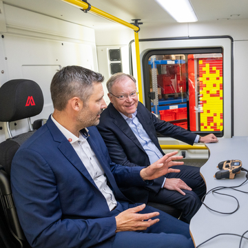 Ministerpräsident Stephan Weil informiert sich bei der Firma Alpha Robotics in Vechta über die technischen Möglichkeiten im zivilen Rettungsbereich (Juli 2023)