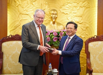 Ministerpräsident Weil auf Vietnam-Reise