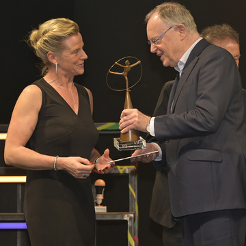 Ministerpräsident Stephen Weil überreicht Melanie Wienand die Auszeichnung zur Behindertensportlerin des Jahres (März 2024)