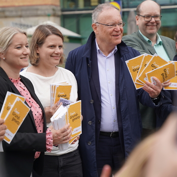 Verteilaktion mit einigen Mitgliedern des Kabinetts zu 75 Jahre Grundgesetz (Mai 2024)