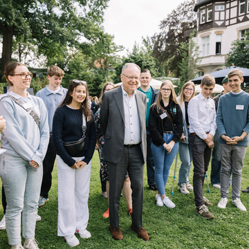 Ministerpräsident Weil beim Sommerfest für die in der Jugendarbeit ehrenamtlich Engagierten (Juni 2024)